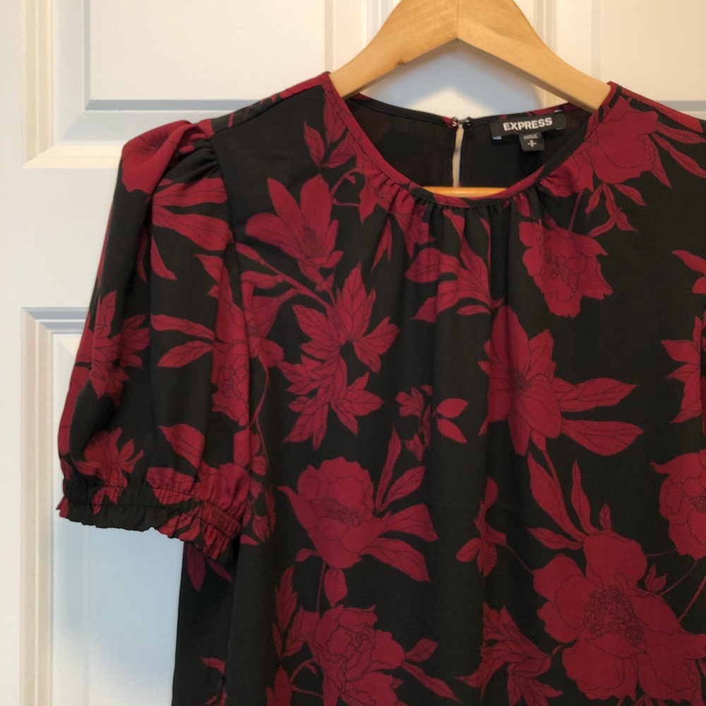 EXPRESS Black & Maroon Short Sleeve Blouse Small